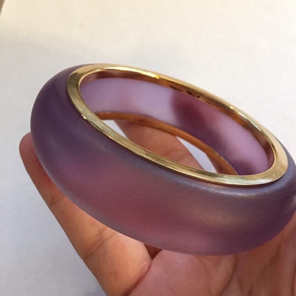 Frosted lucite gold plated metal bangle - Picture 6 of 6